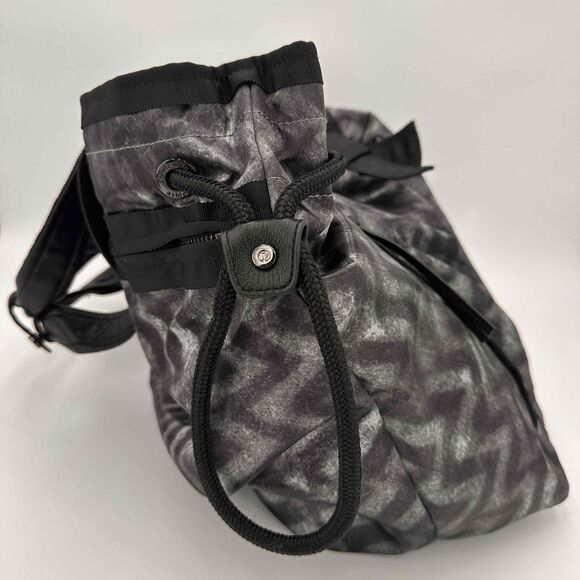 Lululemon Om Zig Zag Chevron Black Gray Pattern Tote Style Bag One Size NEW - Picture 4 of 10